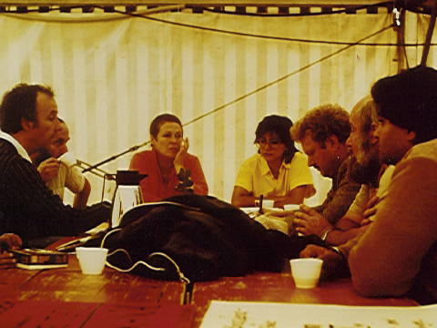 Lagebesprechung im Zelt