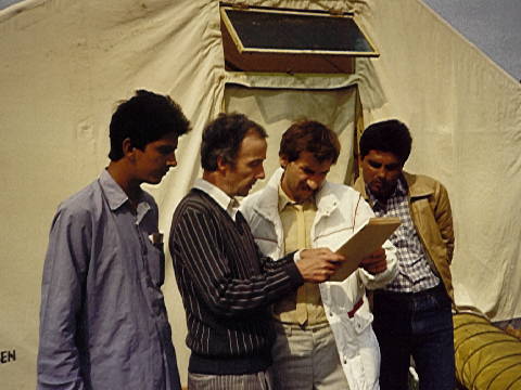 Besprechung vor den Zelten